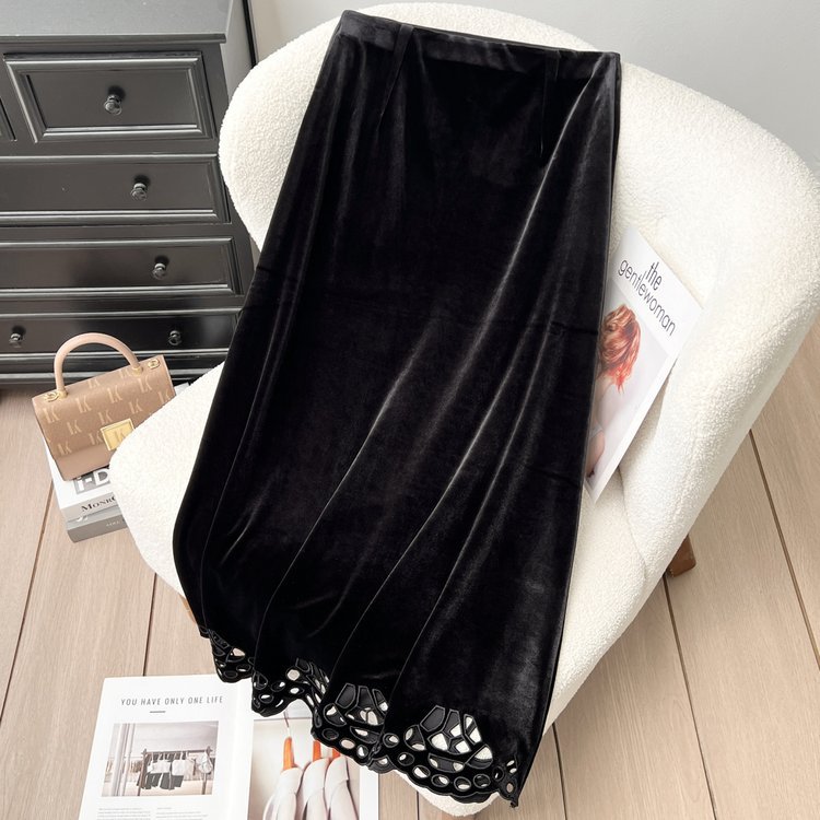 Elegant retro black velvet midi skirt, new autumn/winter style for middle-aged and elderly women, high-waisted, slimming, lace-trimmed design.