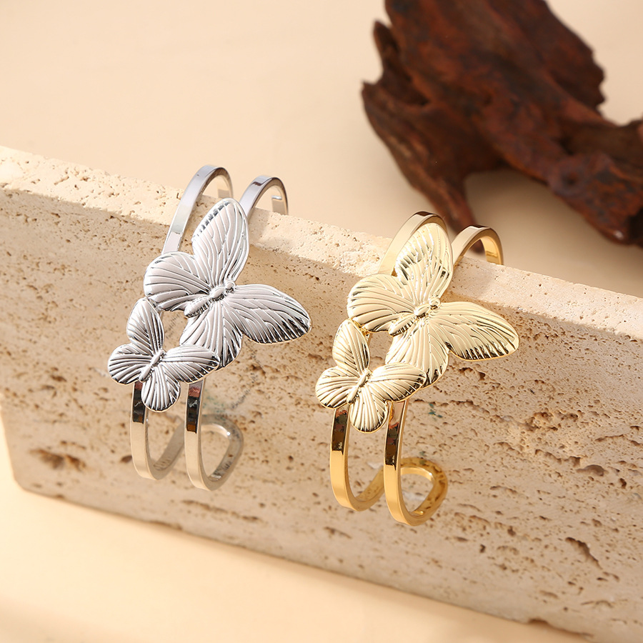 Diseño de nicho transfronterizo de mariposa de cobre chapado en oro real no se desvanece pulsera abierta temperamento versátil de alta calidad mujer