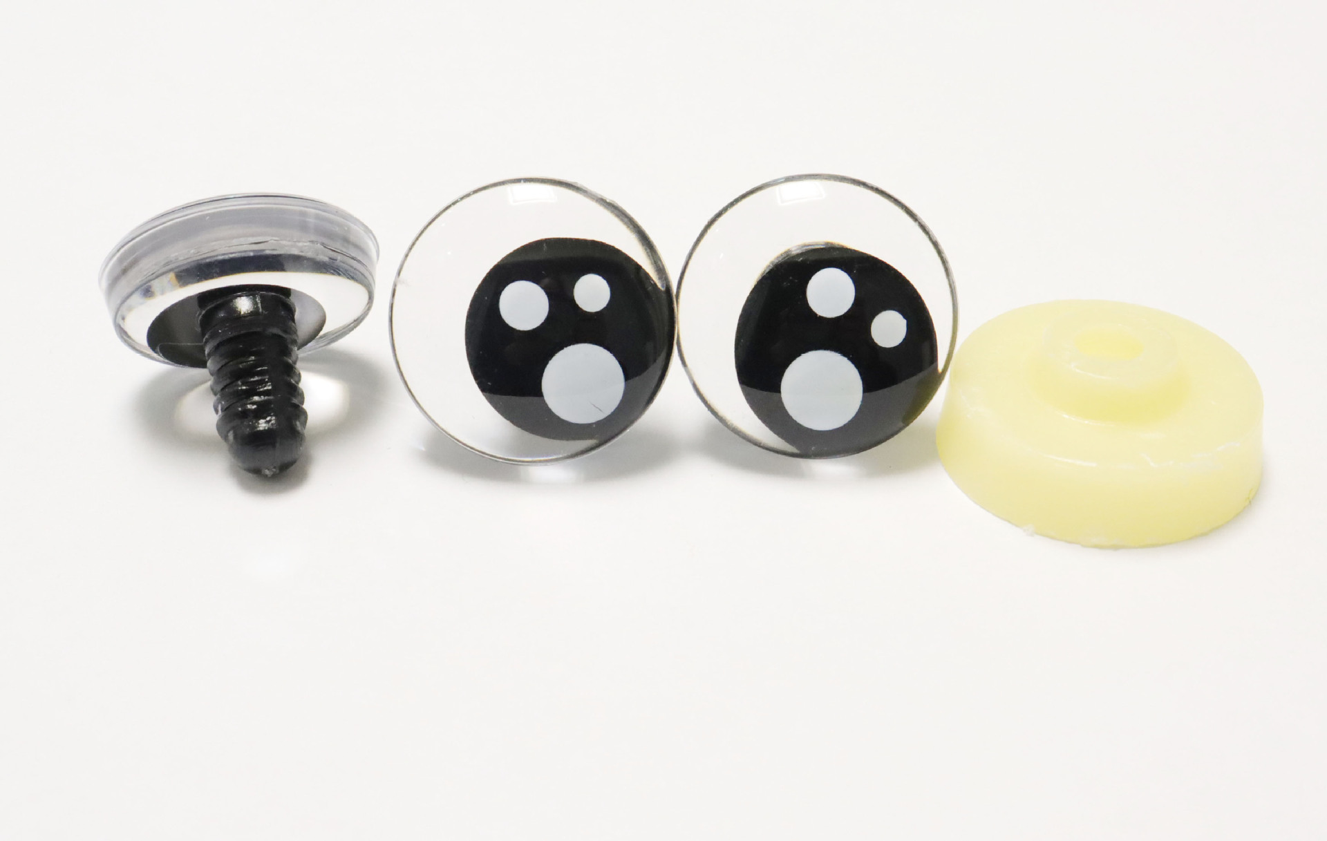 검은 눈에 세 개의 점이 찍혀 있다