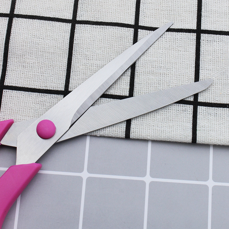 Productos calientes transfronterizos de 8.5 pulgadas tijeras de oficina de acero inoxidable tijeras domésticas multipropósito mangos cómodos tijeras de costura hechas a mano