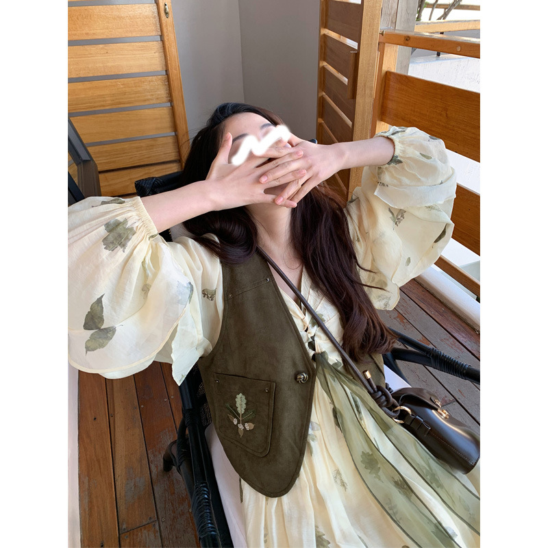 设计感麂皮绒绣花短款小马甲女春2023新款学院风时尚百搭坎肩上衣 pic 4