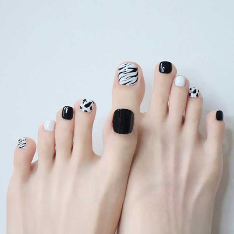 Patrón de leche de verano uñas de pies falsas patrón de cebra uñas de pies parches de uñas de pies terminados para mostrar uñas blancas al por mayor
