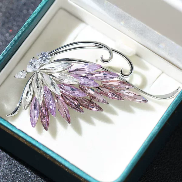 European and American temperament simulation butterfly brooch three-dimensional diamond gradient color high-end pin fashion bright butterfly corsage
