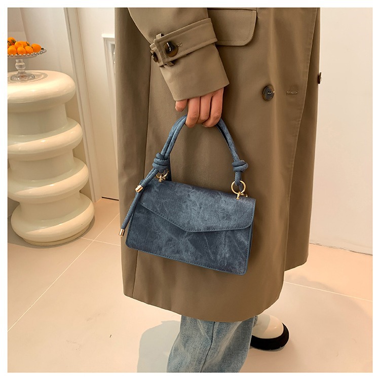 Neto rojo Joker tendencia de color sólido bolso simple bolso de las mujeres 2024 Invierno nuevo bolso cuadrado pequeño oblicuo Cruz Portátil Bolsa de costura del coche