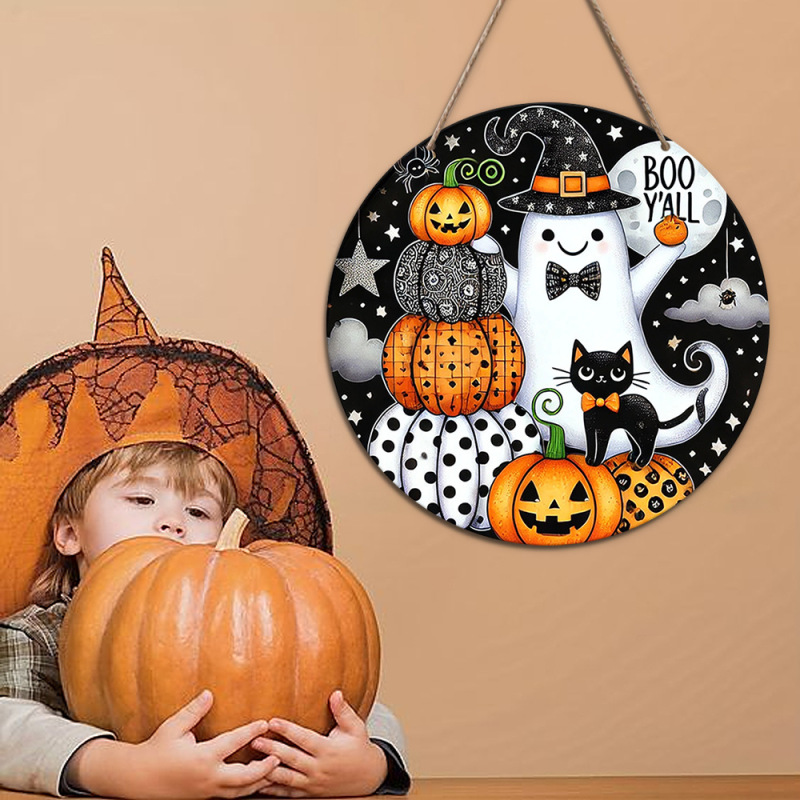 ハロウィーンをテーマにしたパーティーの雰囲気木造の家の壁に祝日の装飾の表札を飾っています。|undefined