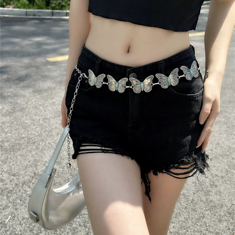 蝶の金属の腰のチェーンの女性は腰を収めてやせています。|undefined