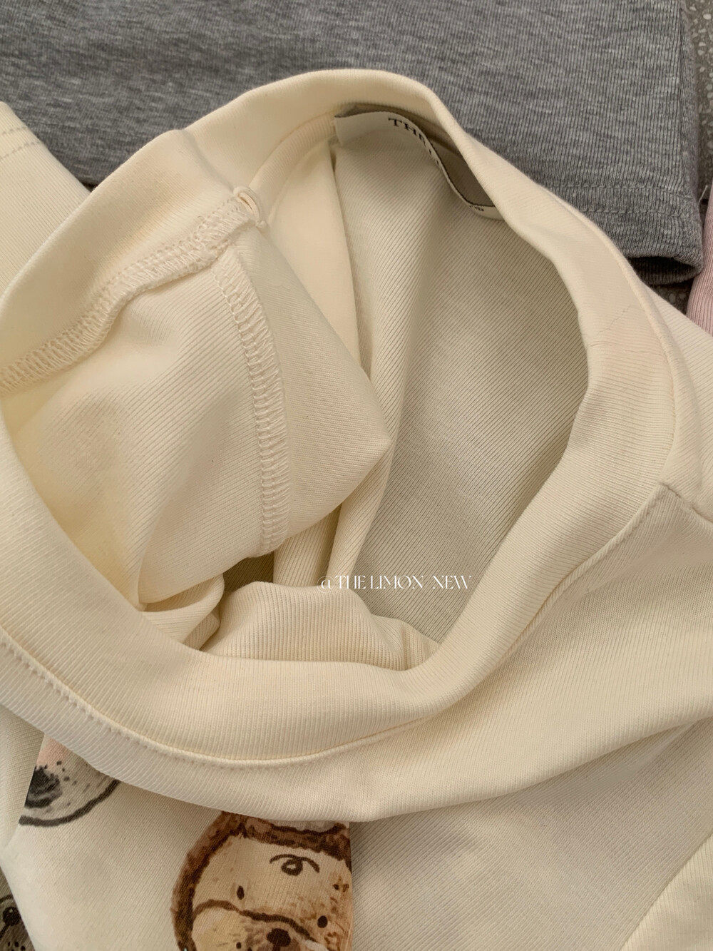 Áo thun nữ cổ tròn tay ngắn in hình chó con nơ hoa, phom vai vuông, phối màu pastel — trắng ngà, Màu cà phê, màu hồng, Xám hoa chi tiết 26