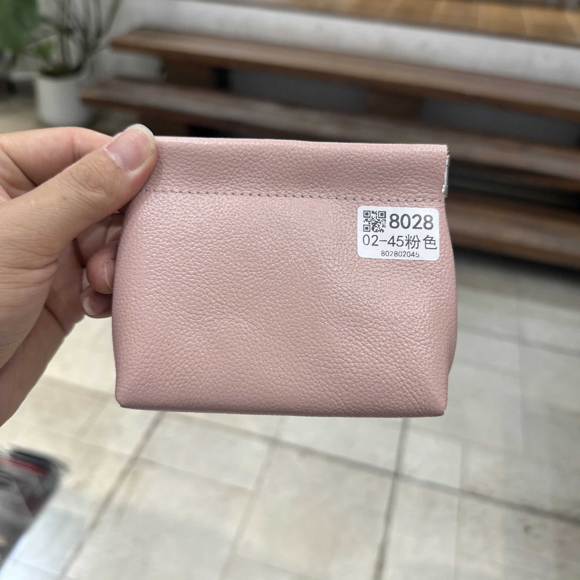 厚手の収納袋のトップ層の牛革は閉じています。