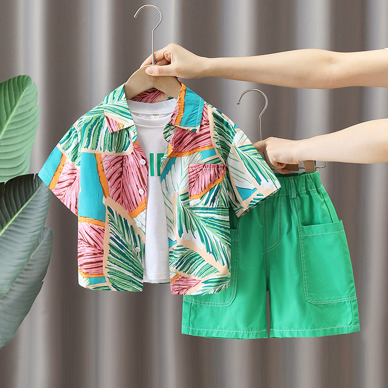 5684 traje de camisa de estilo de vacaciones para niños 2025 verano nuevo traje de tres piezas de ropa de playa de Sanya junto al mar para niños