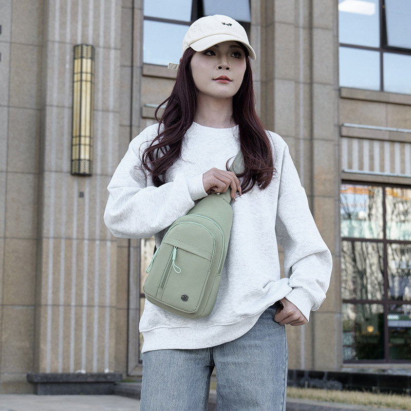 Bolso de pecho de tendencia transfronteriza para mujer multifuncional nuevo bolso de mensajero ligero hilo bordado tendencia mochila deportiva pequeña bolsa diagonal