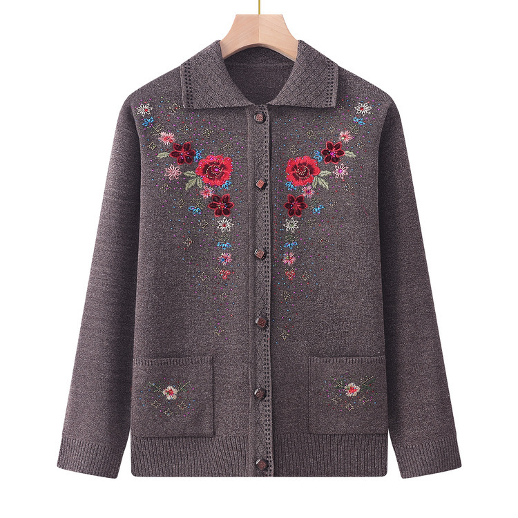 おばあさんの秋の服の新しいニットの上着の中で年配の洋風の刺繍のカーディガンのセーターの2セットのお母さんのスーツ|undefined