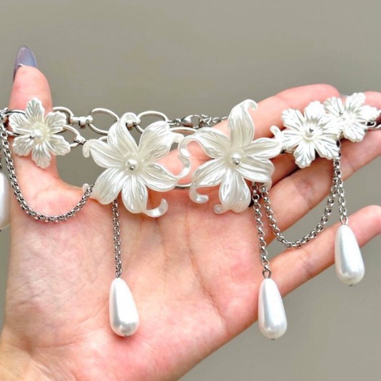 Collier à pompon en forme de goutte d'eau avec perle et fleur d'iris française pour femme, un bijou raffiné et léger, d'un style élégant et polyvalent._voghion.com