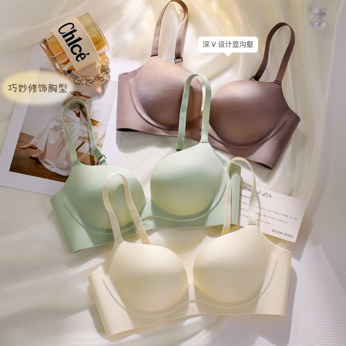 Women's small breasts gathered in traces and three-dimensional bras with large colors contrasting colors and sexy breasts to prevent sagging. Steel ring text