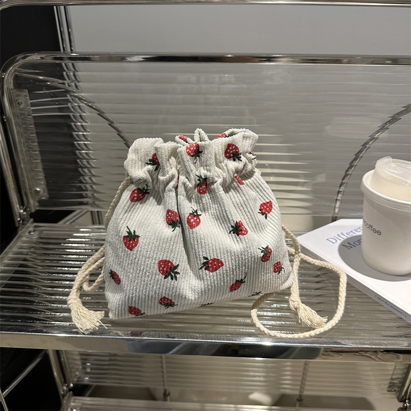 Este año, la moda impresa encantadora fresas mini bolso de balde 2024 nuevo verano versátil mochila de hombro