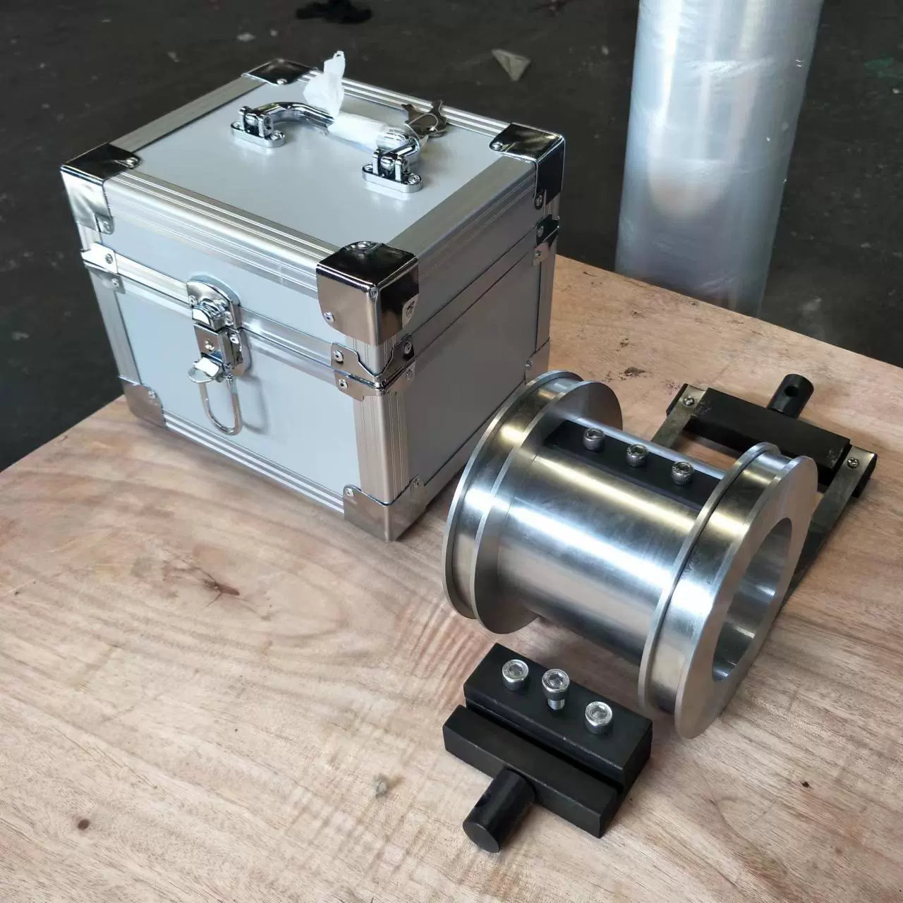 Устройство для испытания на прочность зачистки роликов сэндвичей