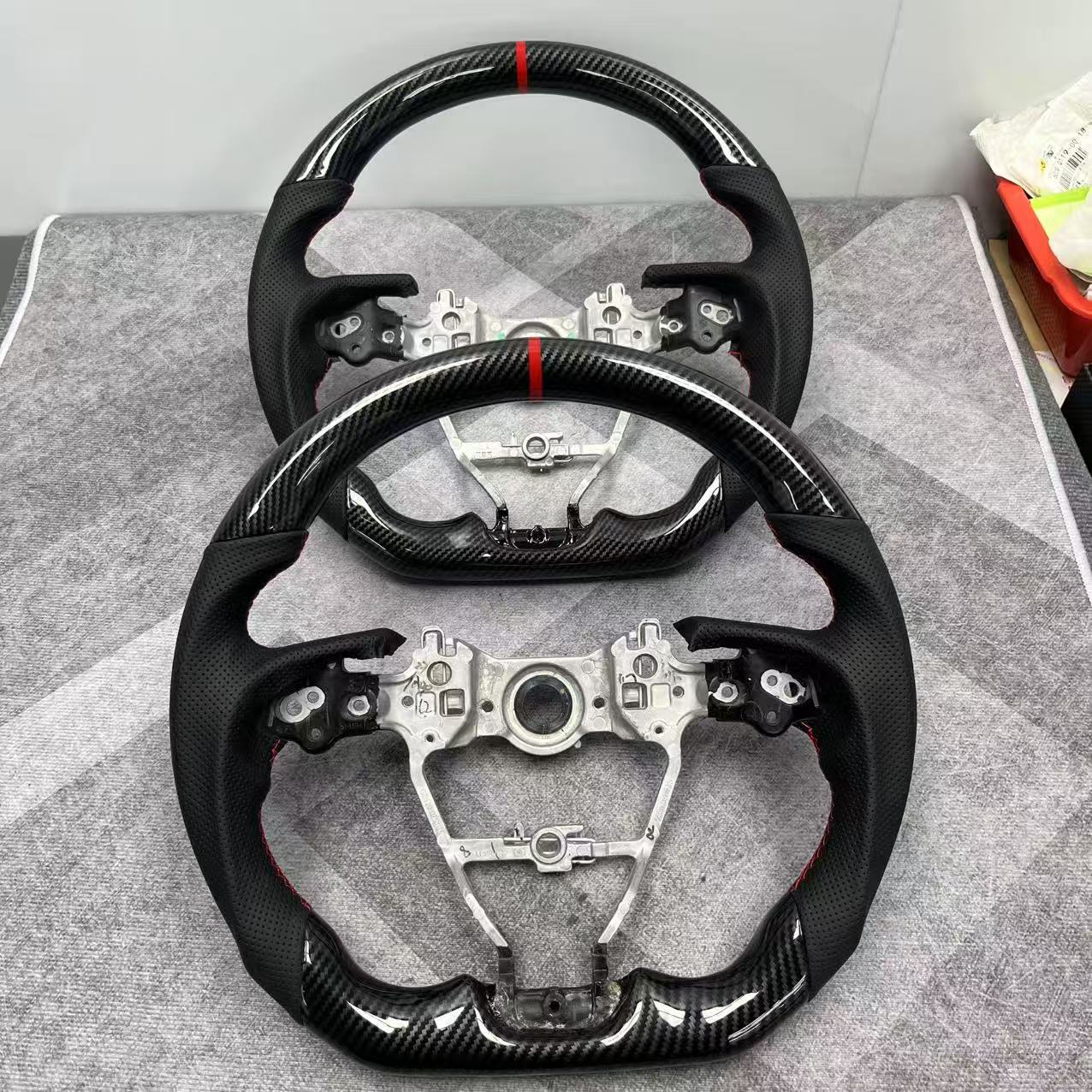 Customized Carbon Fiber Steering Wheel with Water Transfer Printing from the Source Manufacturer, Suitable for Eighth-Generation Toyota Camry Car Steering Wheel Processing