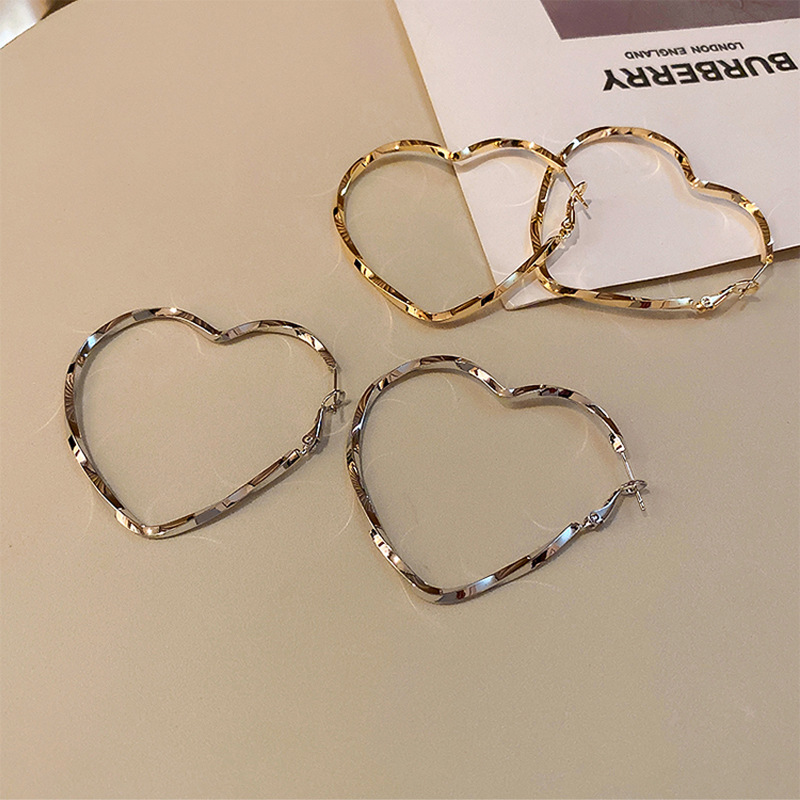 Big Heart Earrings 2025 New Niche Design Exaggerated Elegant Earrings High-End Cool Style Earrings for Women