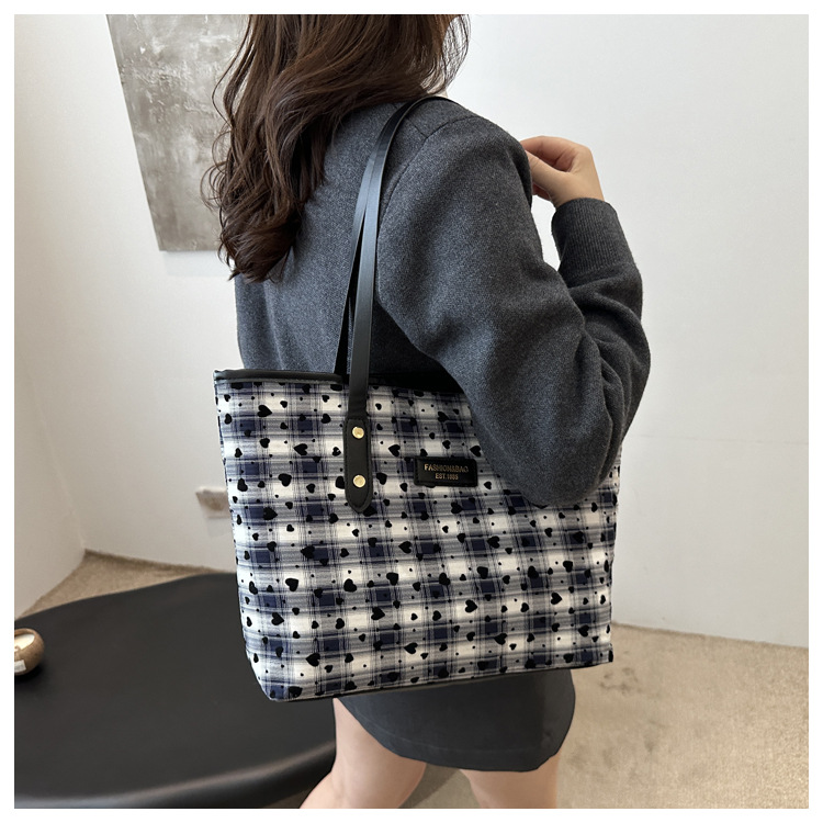 Fashionable large-capacity tote bag for women, new autumn 2024 collection, casual retro single-shoulder bag, commuter handbag, cross-border bag undefined