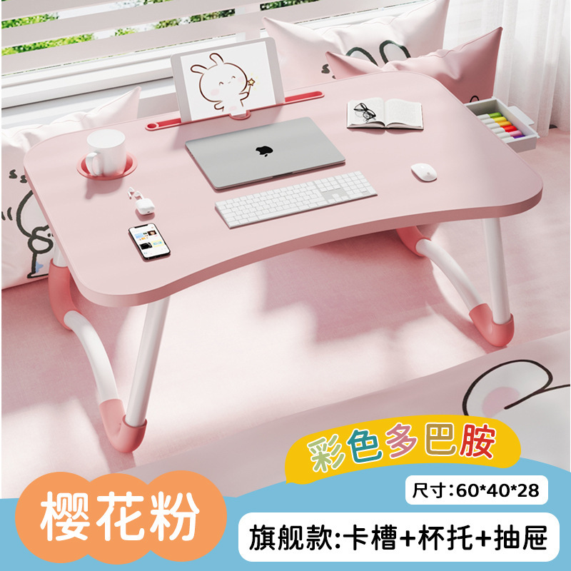 ベッドの上の小さなテーブルは折り畳み式の机があります。|undefined
