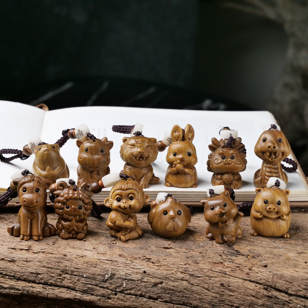 绿檀木手把件十二生肖虎猴子狗卡通文玩木雕摆件包包钥匙扣男女
