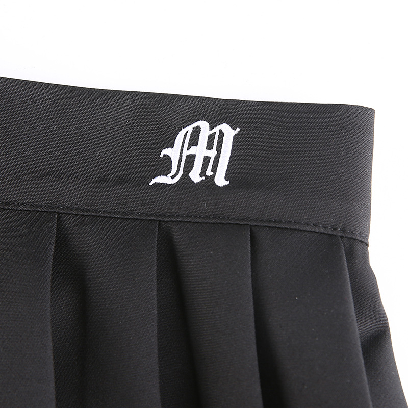 Dames plooirok met letterborduursel voor streetstyle_voghion.com