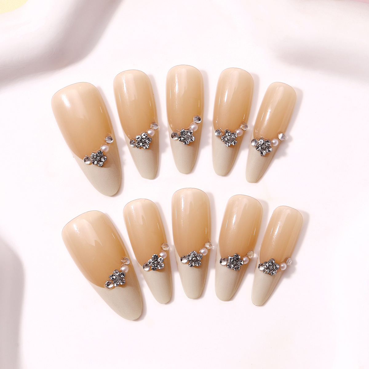 Use piezas de armadura Hua Fei serie color nude de longitud media hielo transparente suave armadura de almendra ropa hecha a mano parche de uñas