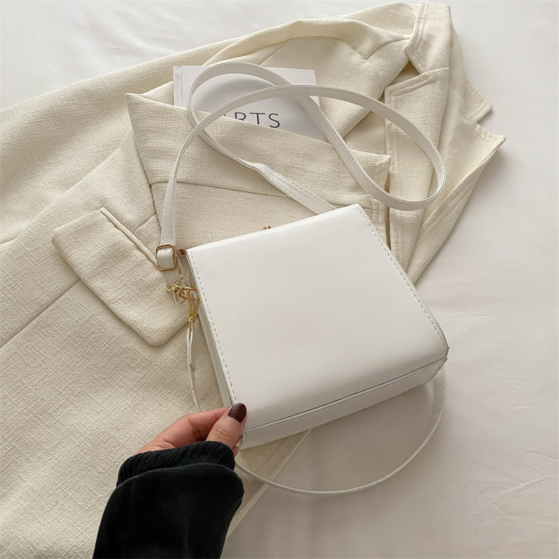 Versión coreana del bolso pequeño simple mujer 2024 nueva moda bordado bolso cuadrado pequeño portátil estilo occidental todo-fósforo bandolera