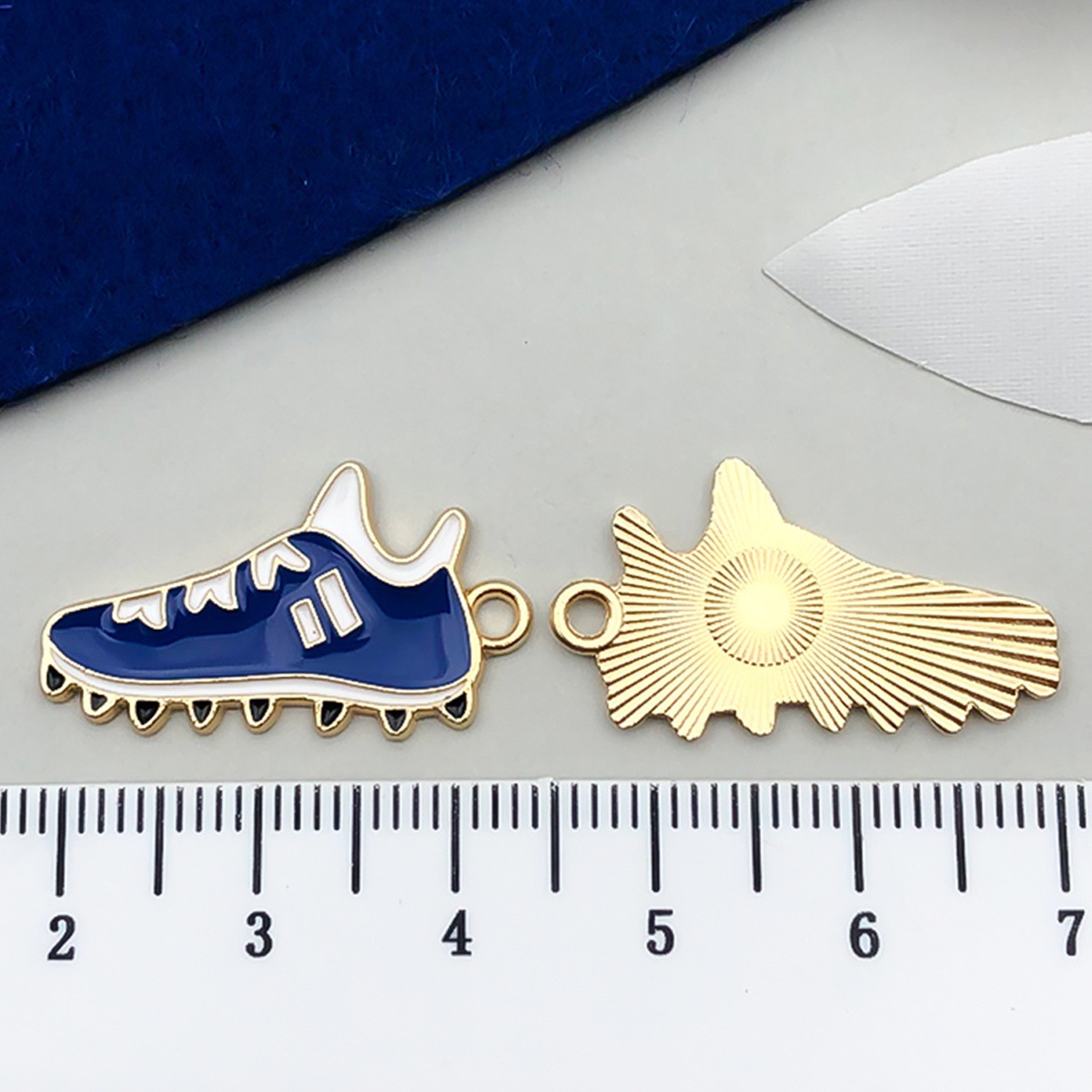 Blue sneakers, 14x, 26mm
