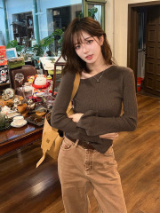 高级感独特咖色斜肩长袖针织打底衫女春秋小个子别致绝美内搭上衣