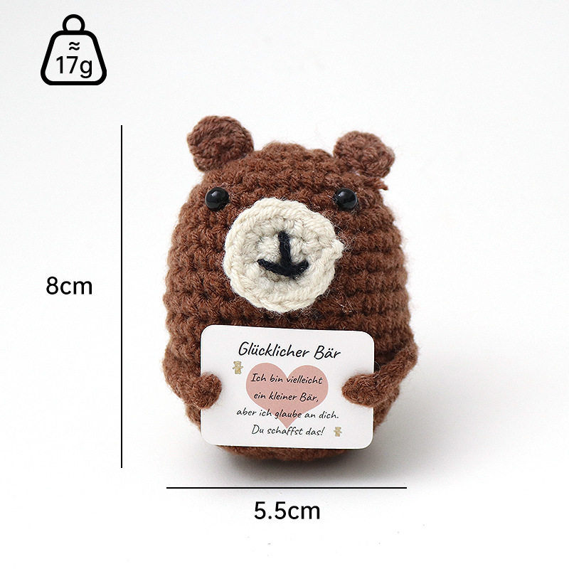 사랑 G 카드를 들고 있는 작은 갈색 곰