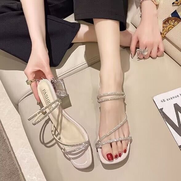 Zapatillas frías de tacón grueso francesas para mujeres de verano 2026 nuevo estilo de hadas con falda de tacones altos, sandalias de diamante excelentes