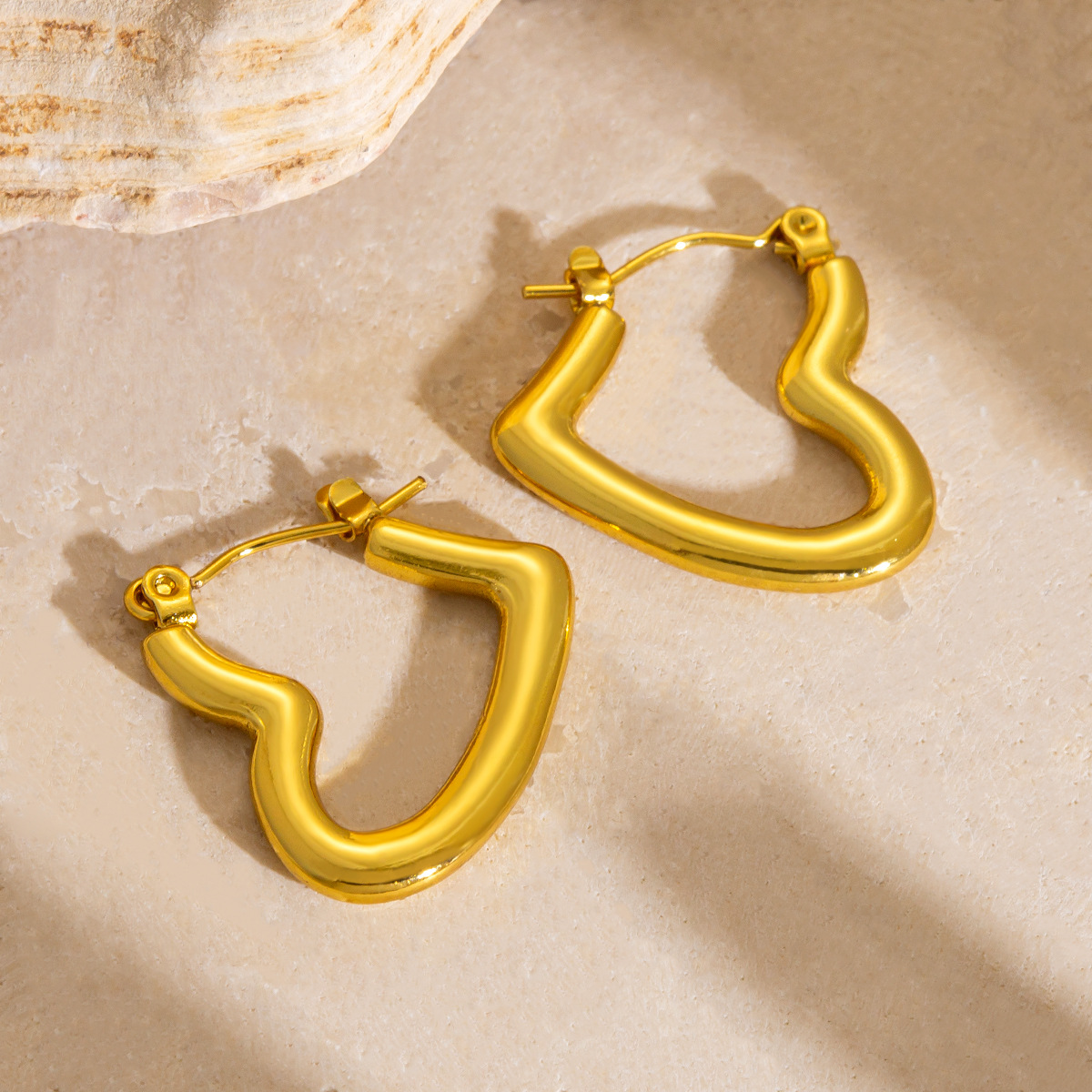 Pendientes de acero de titanio de alta calidad transfronterizos nuevos pendientes irregulares de círculo de amor femenino chapados en oro de 18k sin decoloración joyería