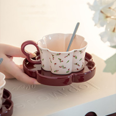 少女の心の高い顔の値のさくらんぼのコーヒーの杯の皿の精巧な花びらの形の午後のお茶の杯の皿のセットの事務室の茶器