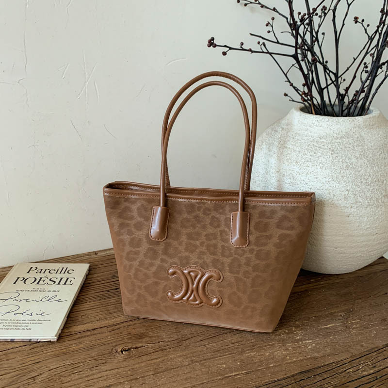 2026 bolsas de leopardo de color sólido, bolsas de gran capacidad de trabajo, bolsas de viaje, bolsas de hombro de diseño de nicho, ocio, versátil