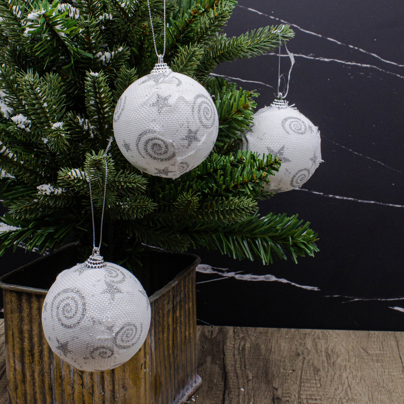 En stock Navidad colgante bola decoraciones 8m3 paquete tela impresión espuma Navidad bola fiesta suministros colgante bola