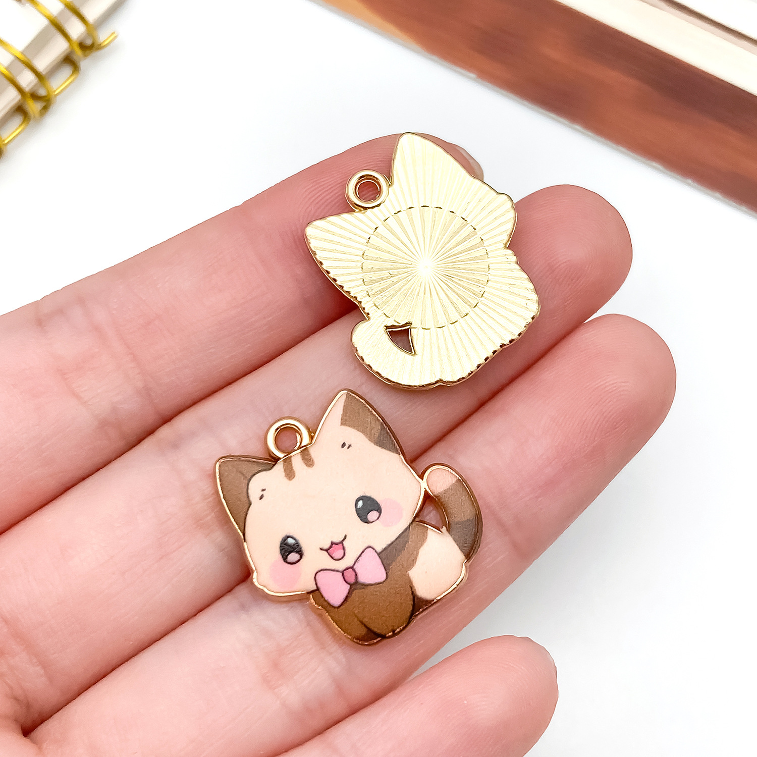 23552-XP-KC金咖色滴油锌合金领结印花猫咪21x20