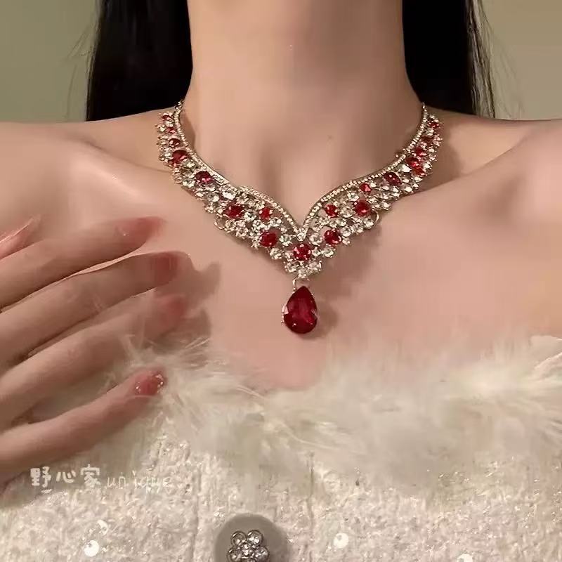 Industria pesada temperamento destellante diamante gota de agua collar de borla temperamento vestido de noche con moda exquisito collar de moda de lujo ligero mujeres