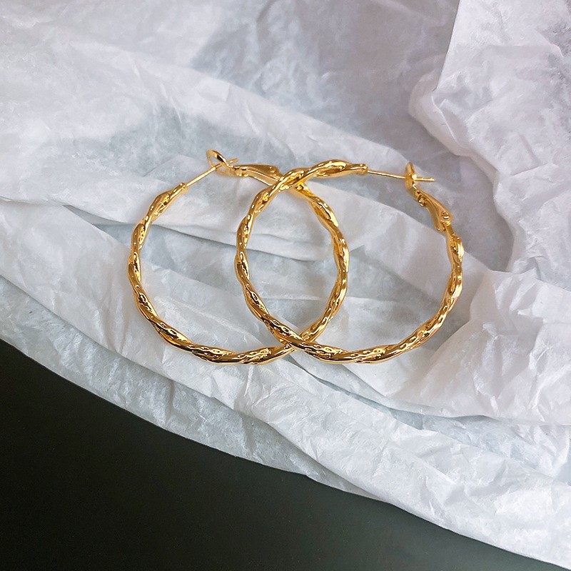 Pendientes ovalados simples de aguja de plata Pendientes de tendencia de personalidad transfronteriza europea y americana Pendientes de diseño de todo fósforo de nicho al por mayor