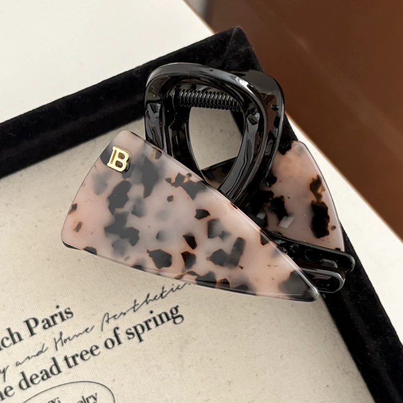 Изысканный ретро-акула/платформа? Но must translate accurately: "Sophisticated retro shark, crab pin, South Korea, light luxury style, high-quality style" -> "Изящная ретро-акула, заколка-краб, Южная Корея, стиль легкой роскоши, стиль высокого качества"