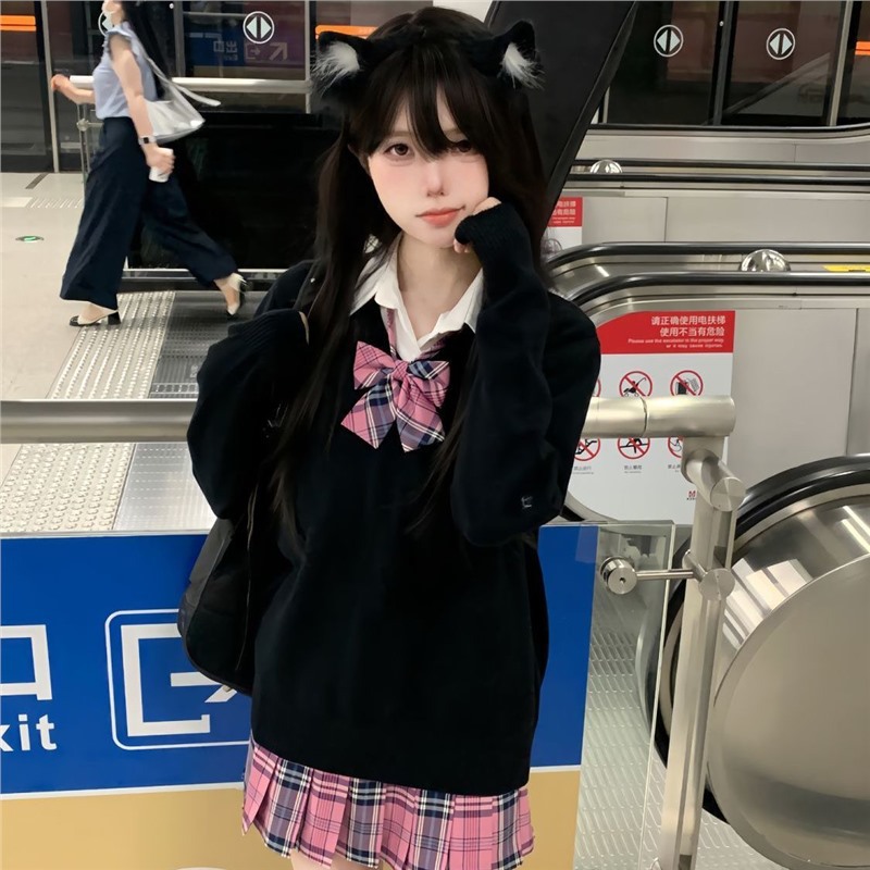 정장 검은 스웨터 + 긴 소매 + 나비 넥타이 + 베리 체크 스커트