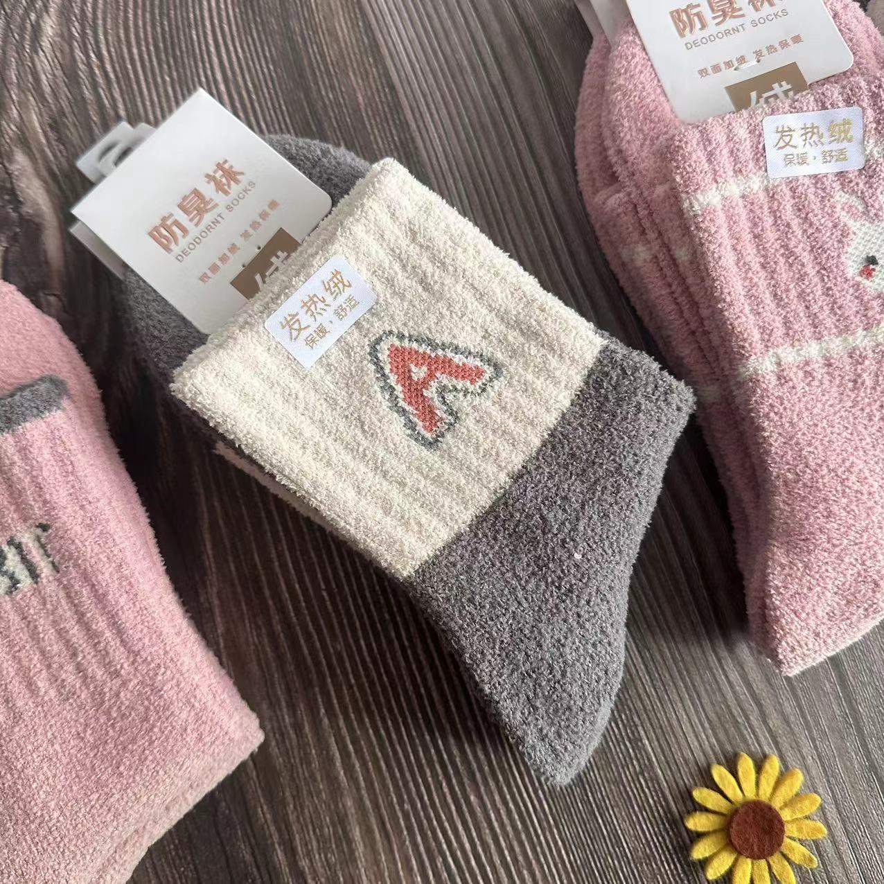 Calcetines de piso engrosados de terciopelo para adultos de alta calidad Calcetines de hogar de terciopelo de coral Calcetines de pies calientes peludos Calcetines calientes para hombres y mujeres