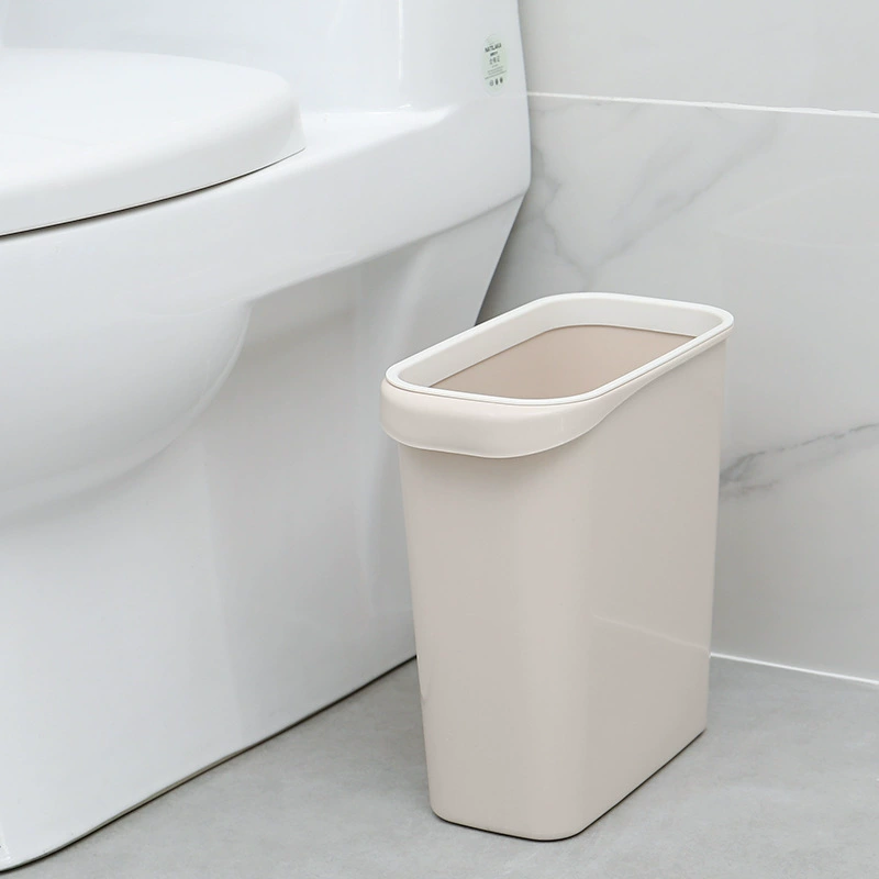 Увеличение пространства в ванной и кухне в пустом пластиковом длинноквадратном мусорном ведре без бортиков, крошенная бумага, корзина для мусора
