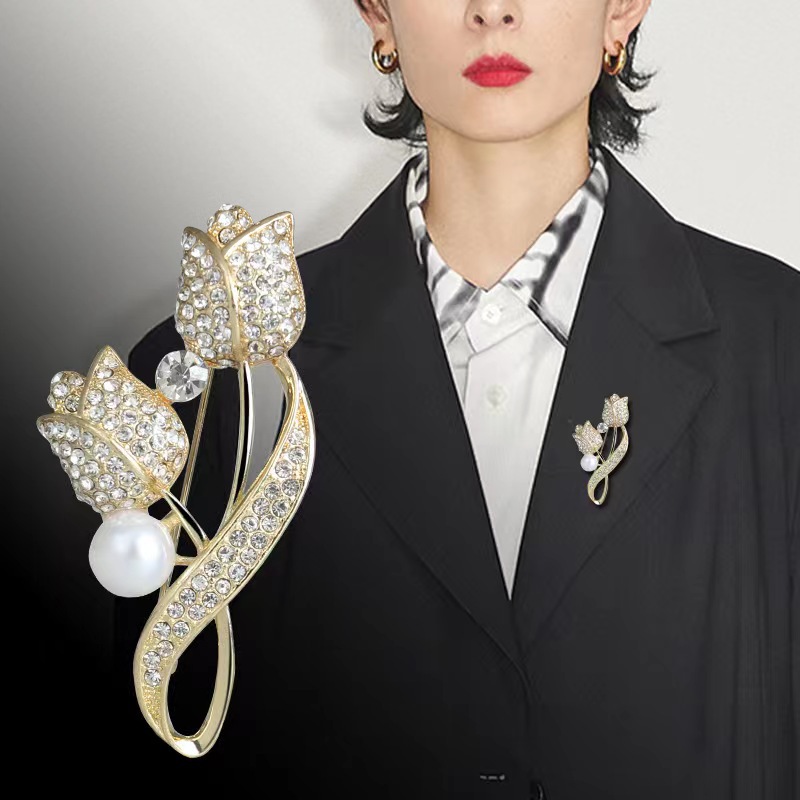 Elegante tulpenbroche met diamant als accessoire voor damespak_voghion.com