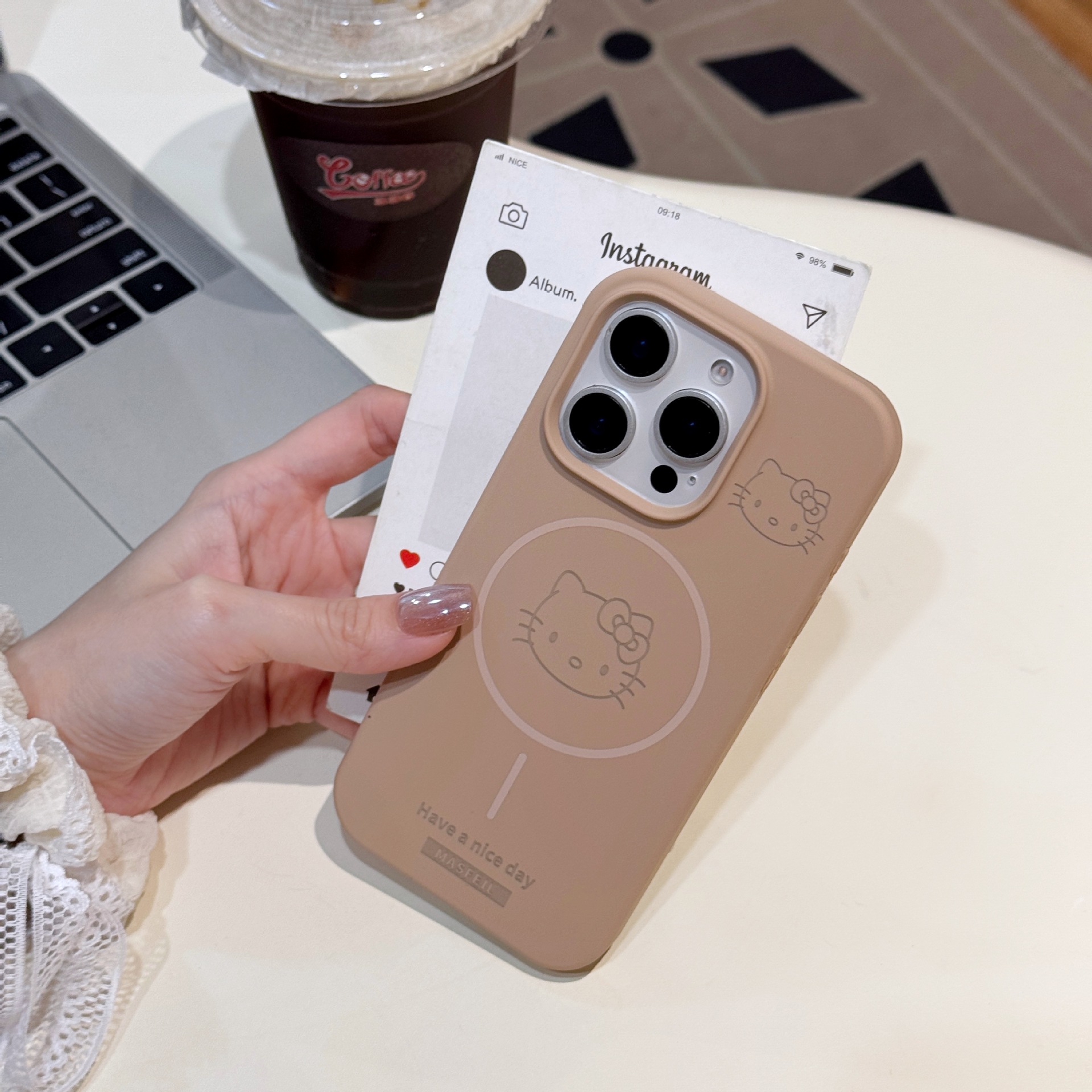 Aplicable iPhone16ProMax caja de teléfono móvil de succión magnética de gato de gatito líquido Apple 15P caja de teléfono de gran agujero de círculo fino