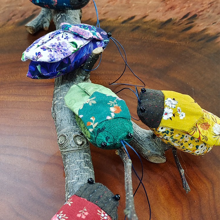 Bordado hecho a mano DIY creativo colgante luxiu cigarra niños adultos patchwork muñeca de regalo de estilo antiguo adornos de cigarra