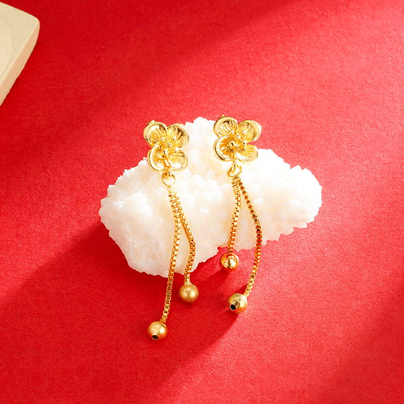 INS Flor de cuatro hojas línea de oreja de mujer Vietnam arena oro borla larga luz pendientes de lujo moda todo partido Internet estilo de la celebridad al por mayor image 3