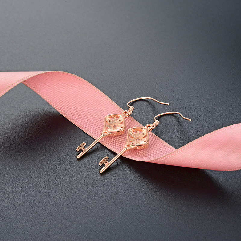 Estilo simple accesorios en forma de llave de diamante estilo japonés y coreano s925 pendientes de circón de plata pendientes de las mujeres populares