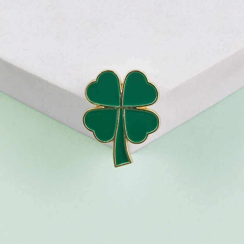 Lucky Clover Broche Aleación Gota Aceite Ropa Bolsos Pin Accesorios Chicas Joyas lindas Insignias al por mayor