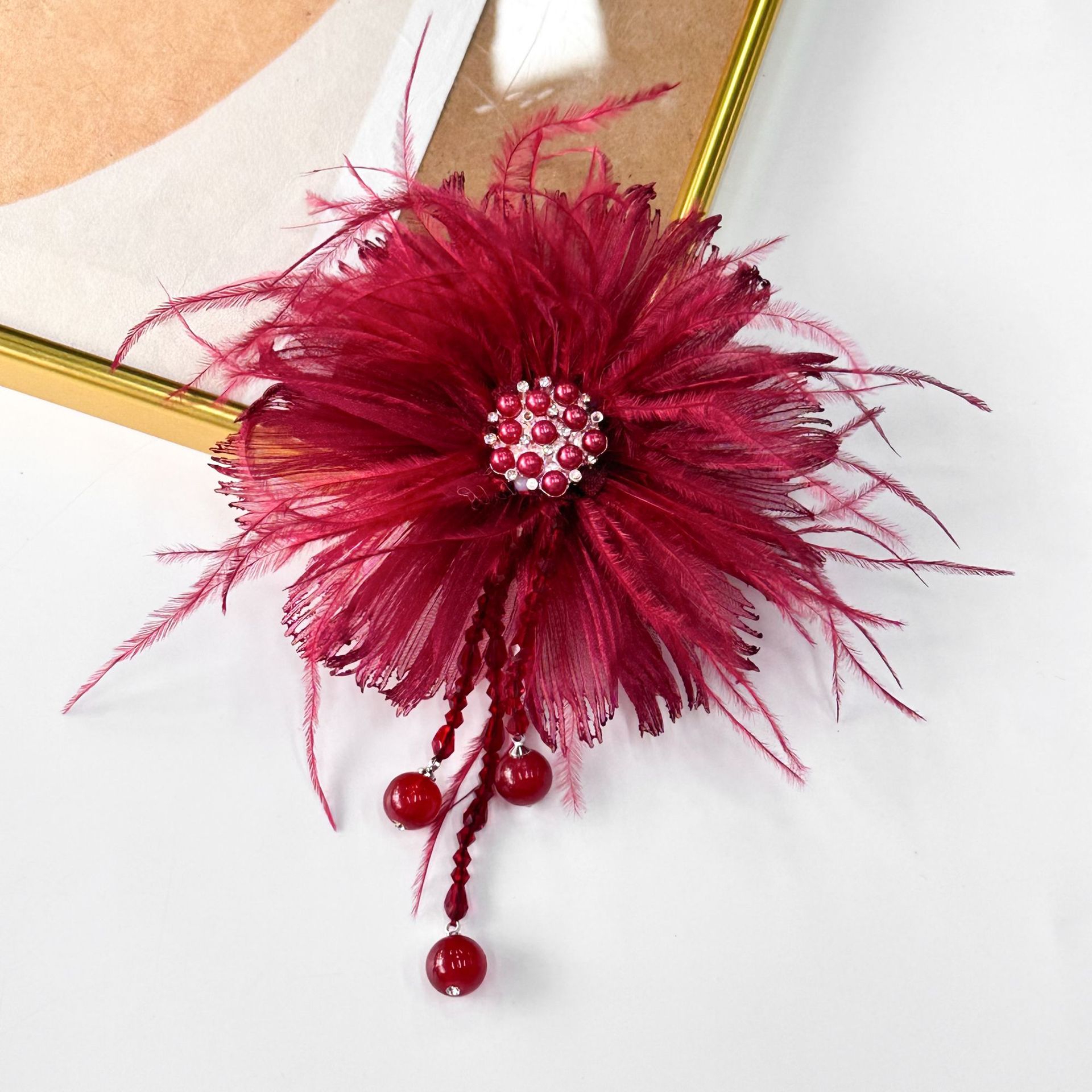 Plumas de perlas de Qixian accesorios de flores hechas a mano broches de cabello DIY temperamento pectoral ropa característica accesorios al por mayor