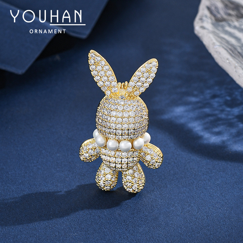 2023 otoño y invierno nuevo estilo de lujo ligero estereoscópico de alta calidad diamante pequeño conejo broche flor de pecho femenina animal pin de zircon